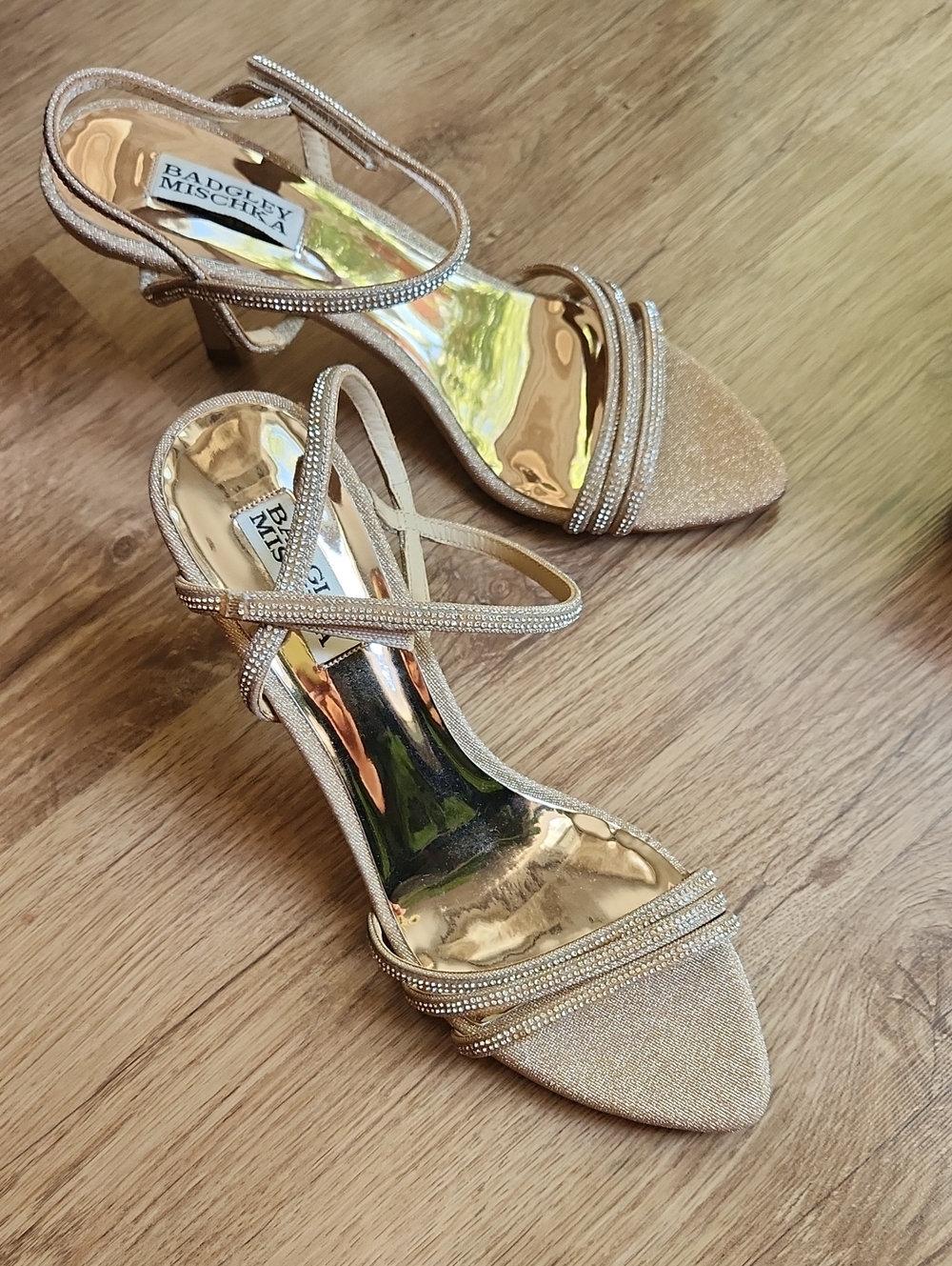 NEW Badgley Mischka Gold Strappy Low Heel Sandals Size 8
